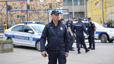 Polițiști sârbi stau de pază pe 5 mai 2023 la școala din Belgrad unde un elev și-a ucis 8 colegi cu o armă de foc.