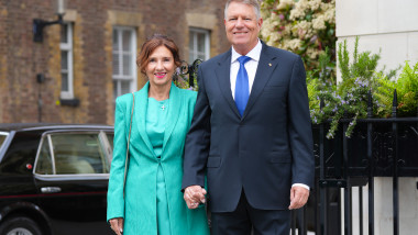 Președintele României Klaus Iohannis și soția sa Carmen Iohannis se țin de mână, la Londra, în ziua înoronării Regelui Charles, pe 6 mai 2023.
