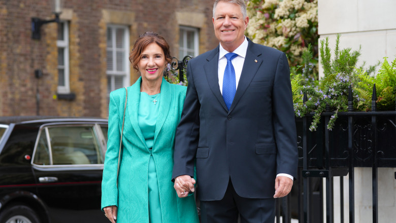 Președintele României Klaus Iohannis și soția sa Carmen Iohannis se țin de mână, la Londra, în ziua înoronării Regelui Charles, pe 6 mai 2023.