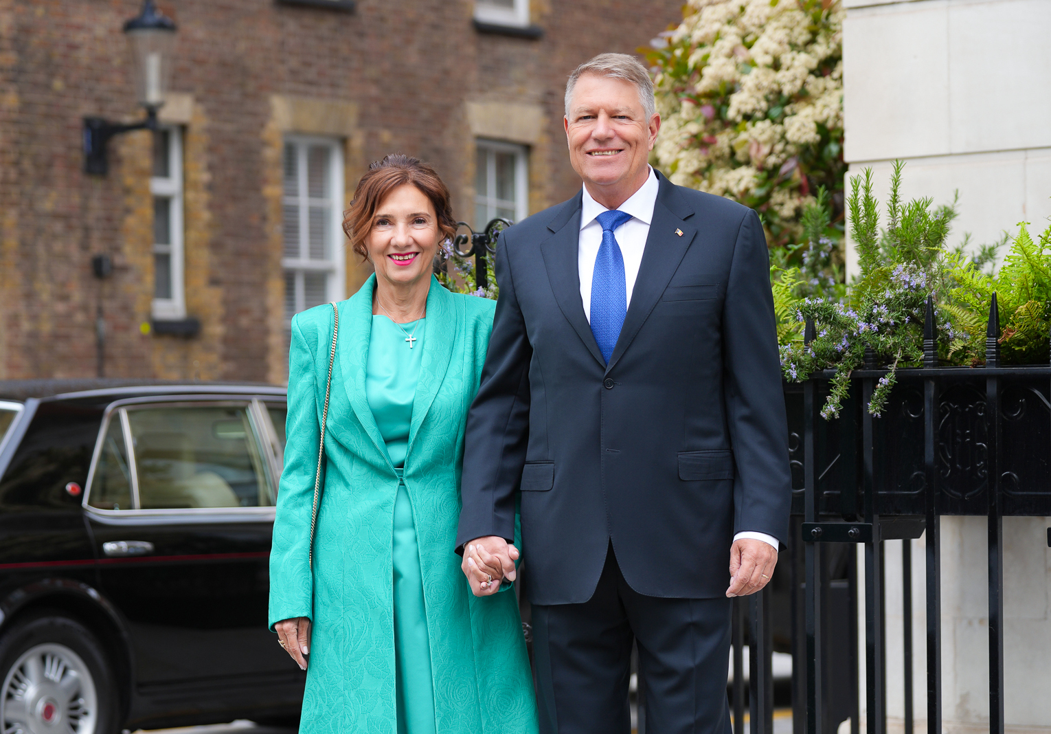 Klaus Iohannis participă la încoronarea Regelui Charles. Președintele s-a fotografiat alături de soția sa pe străzile din Londra