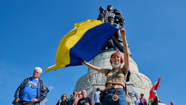 O femeie ține în mâini un drapel al Ucrainei la un monument care marchează victoria URSS în cel de-al Doilea Război Monidal la Treptow, în Berlin, pe 9 mai 2022.