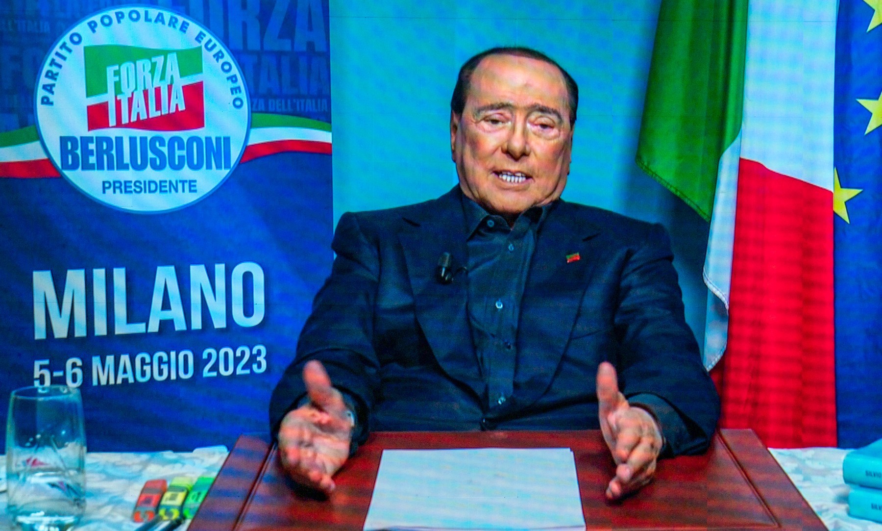 Silvio Berlusconi a ținut un discurs din camera de spital. „Port cămaşă şi vestă pentru prima dată în ultima lună”