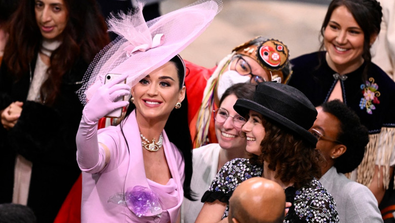 Katy Perry isi face selfie cu britanici la incoronarea regelui