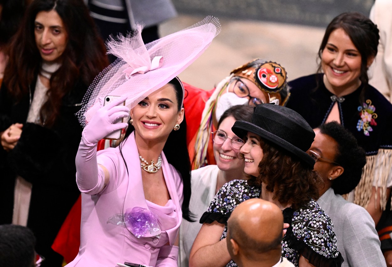 Katy Perry şi-a liniştit fanii după ce a părut dezorientată la ceremonia de încoronare a regelui Charles