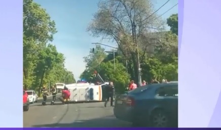 O ambulanță în care era o femeie însărcinată s-a răsturnat în București, în urma unui accident