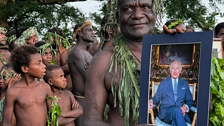 Un locuitor din insula Tanna din Oceanul Pacific ține un portret al Regelui Charles în ziua încoronării acestuia, pe 6 mai 2023.