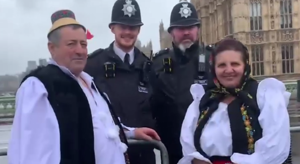 VIDEO. Cum au reacționat britanicii serviți cu horincă de cei doi moroșeni care au mers la încoronarea lui Charles