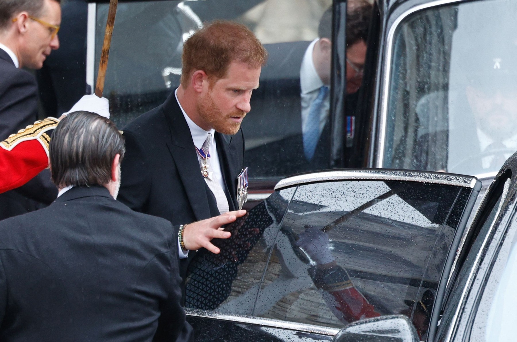 Prințul Harry nu a avut niciun rol la încoronare și apoi a plecat singur. El s-a întors în California cu un zbor British Airways