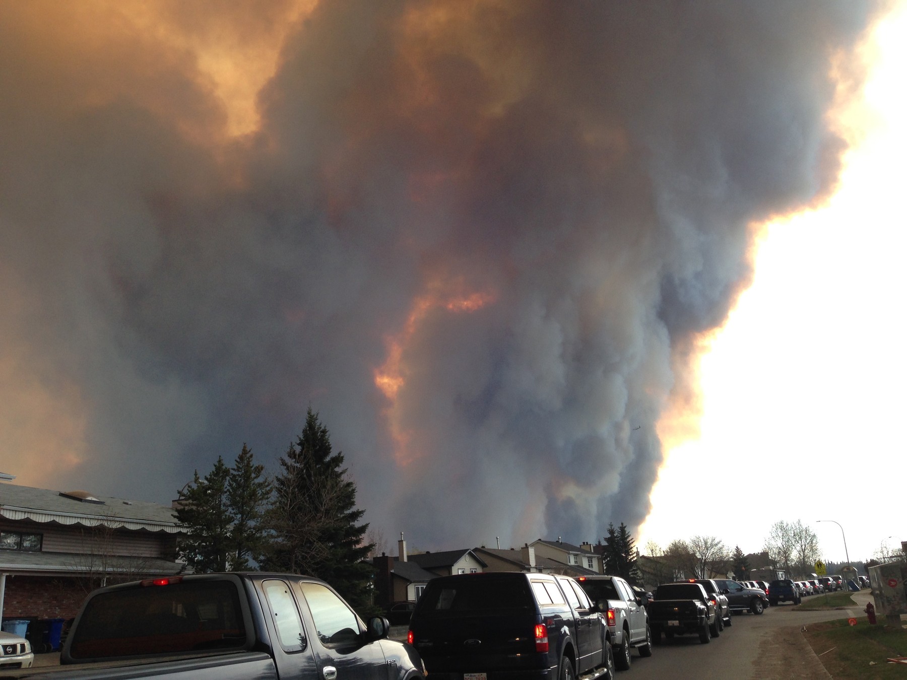 Stare de urgență în provincia canadiană Alberta din cauza incendiilor. 25.000 de oameni au fost evacuați