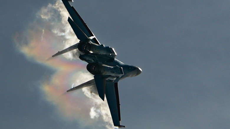 Un avion Suhoi Su-35 efectuează manevre deasupra unei baze militare din Rusia, de lângă Moscova, pe 25 august 2020.