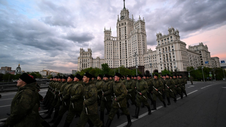 Soldați ruși defilează la Moscova la o repetiție pentru parada din 9 mai, pe 4 mai 2023.
