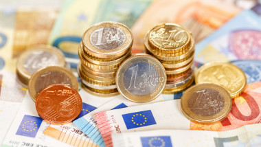 Bancnote și monede euro de diferite valori.