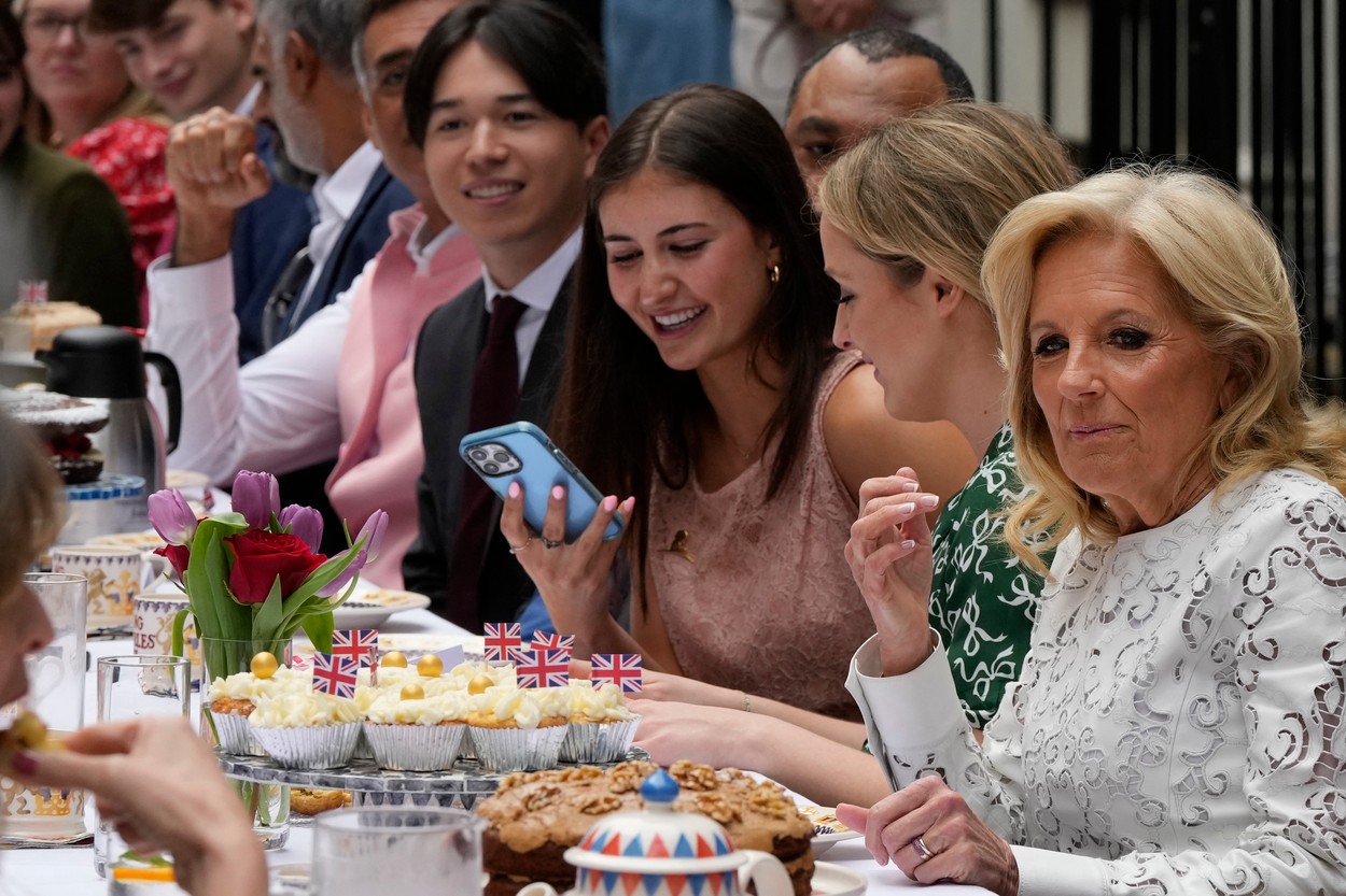 Prima Doamnă a SUA, Jill Biden, a participat la un dejun în aer liber la Downing Street