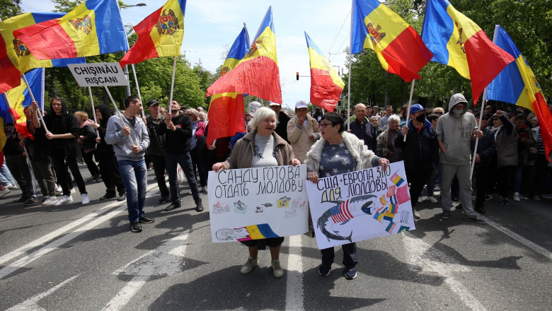 oameni cu steaguri si pancarte la protest antiguvern chisinau