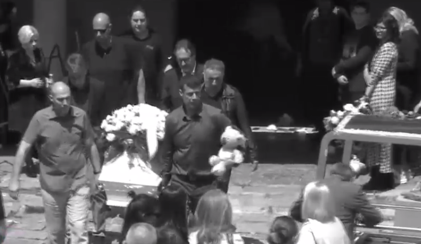 VIDEO. Serbia își plânge copiii: Imagini de la înmormântările elevilor uciși în școala din Belgrad