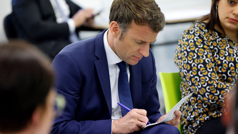 macron scrie pe o foaie