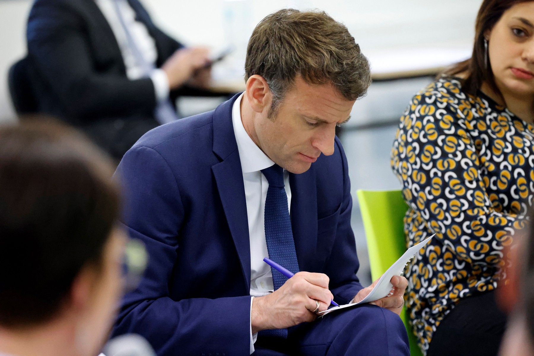 Scrisoarea lui Macron. Președintele Franței a scris de mână un mesaj pentru alegătorii lui