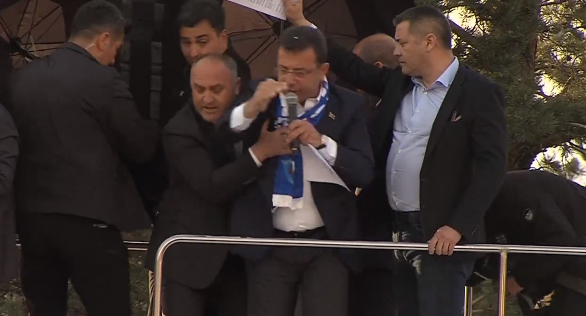 Momentul în care primarul Istanbulului este atacat cu pietre în timpul unui discurs electoral