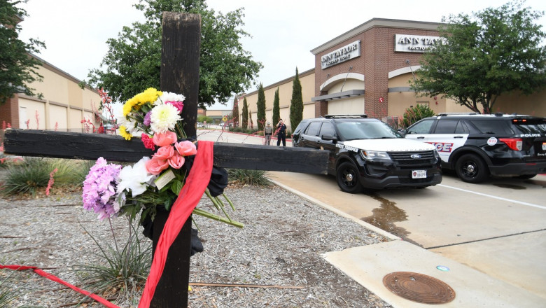 O cruce este amplasată la mall-ul din Allen, Texas, pe 7 mai 2023, unde un bărbat înarmat a ucis 8 oameni.