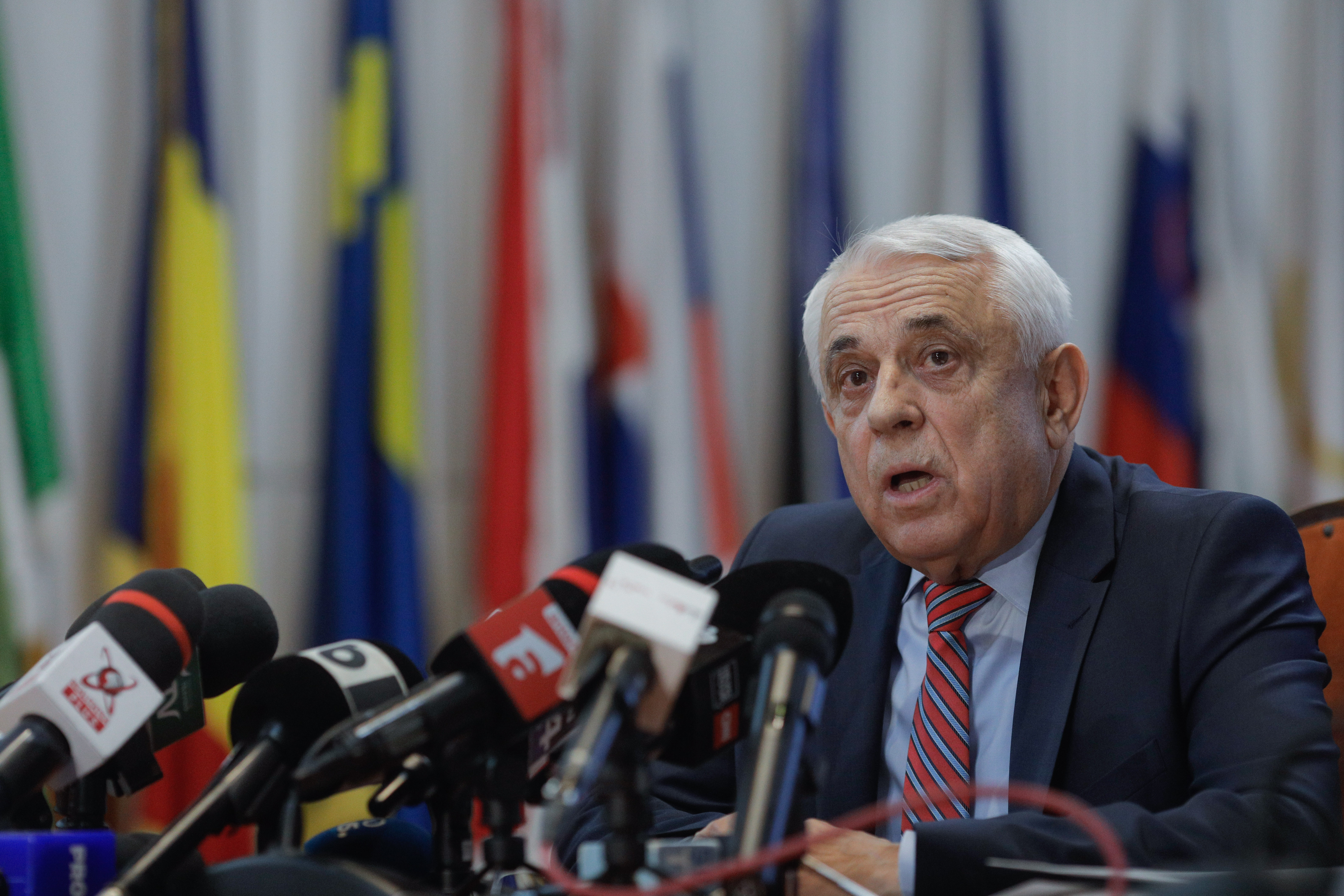 Petre Daea ameninţă că agricultorii care folosesc substanţe toxice își pierd dreptul la subvenții în viitor