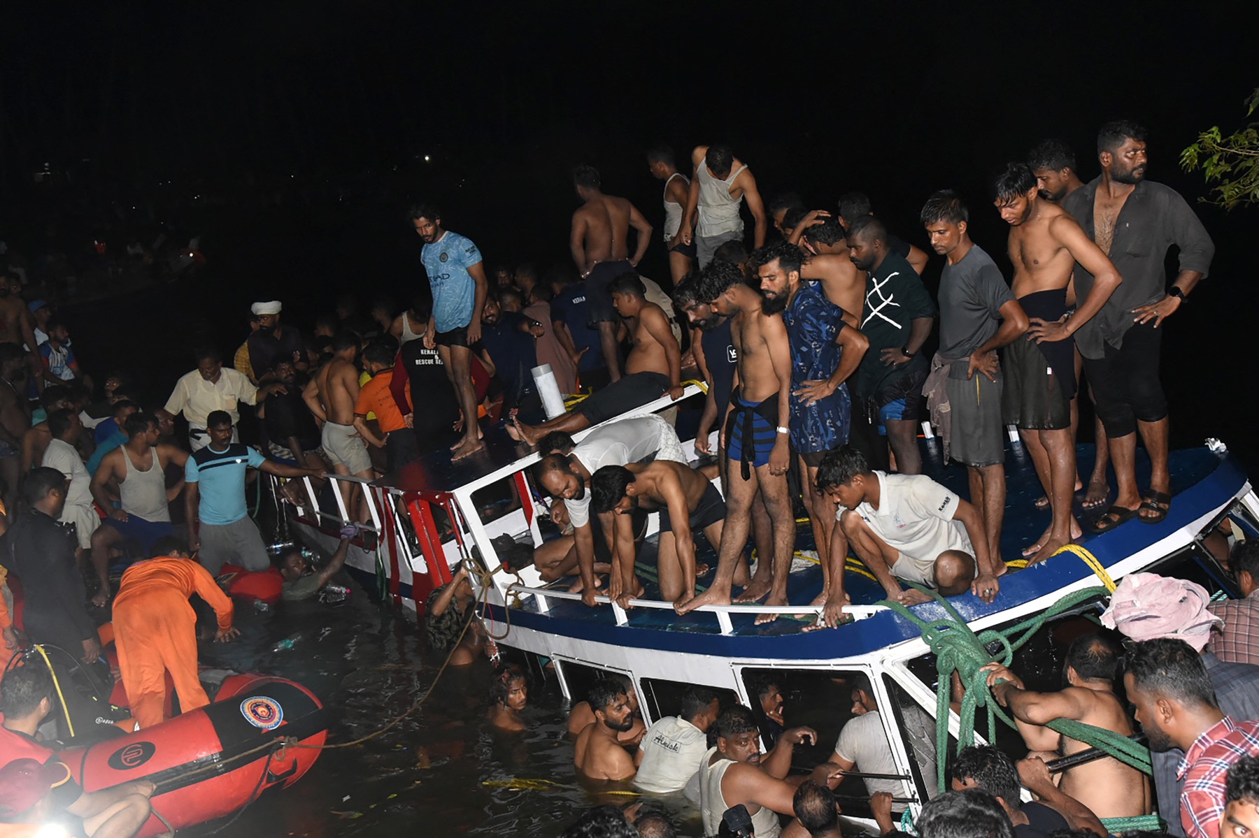 20 de morți în India, după ce un vas plin cu turiști, majoritatea copii, s-a răsturnat. Pasagerii nu purtau veste de salvare