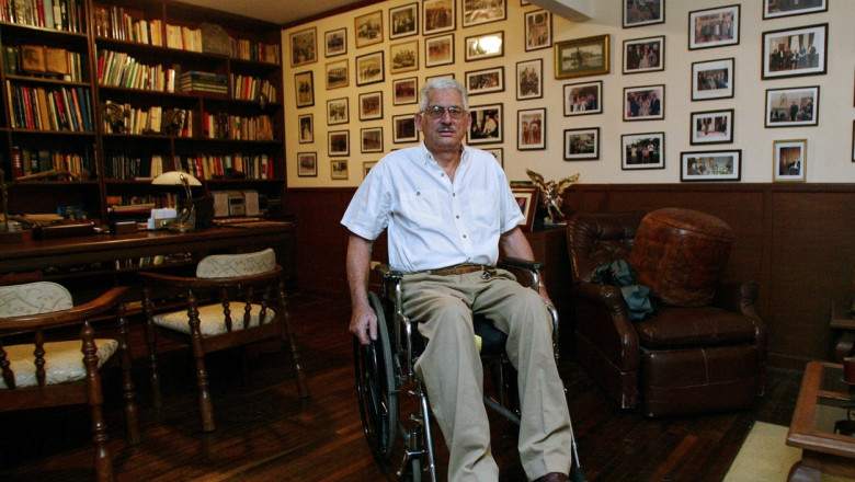 General Gary Prado Salmon, imobilizat într-un scaun cu rotile, vorbește într-un interviu pentru AFP din casa sa din Santa Cruz, Bolivia, pe 5 octombrie 2007.