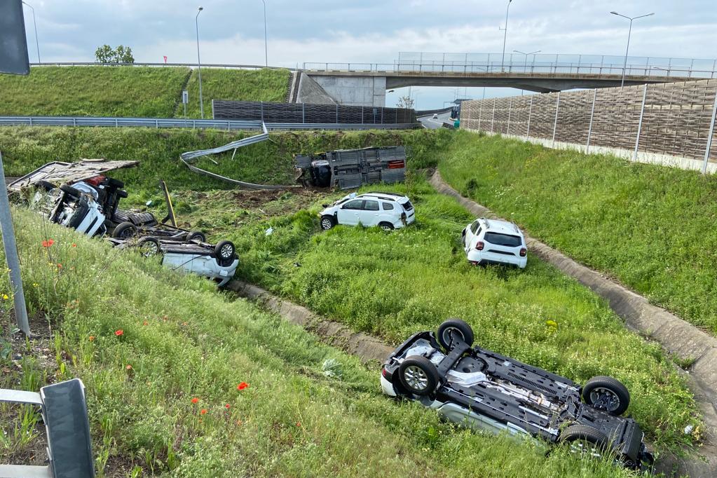 Un autotren care transporta mașini s-a răsturnat pe autostradă, în Arad. Autoturismele au fost împrăștiate pe câmp