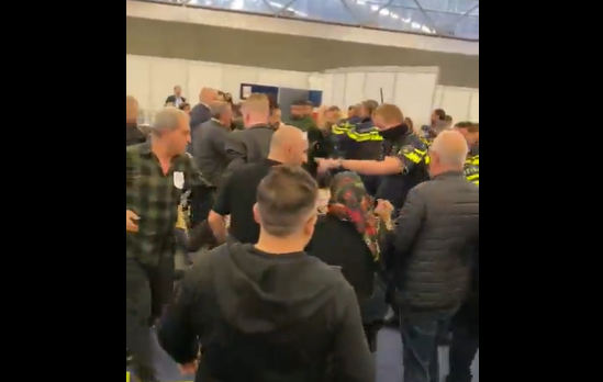 „S-a ţipat, a fost panică şi haos!”. Sute de alegători turco-olandezi s-au luat la bătaie într-o secţie de votare la Amsterdam