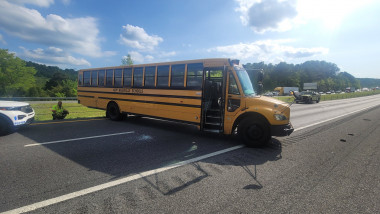 autobuz scolar galben pe autostrada