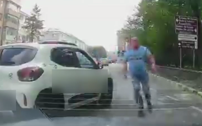 VIDEO. Trafic dat peste cap de un șofer nervos: A blocat două benzi și s-a dat jos din mașină înarmat cu o rangă