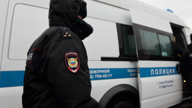 politist langa o masina de politie in rusia