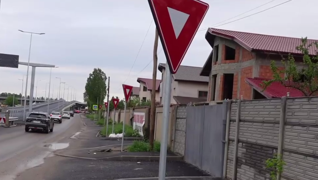 Semne de circulație, din abundență în comuna Berceni: „Logica prostiei și a banilor”. CNAIR dă vina pe muncitori