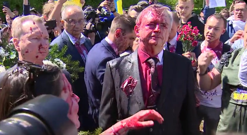 VIDEO Ambasadorul rus în Polonia, atacat cu vopsea roșie la memorialul soldaţilor sovietici din Varşovia
