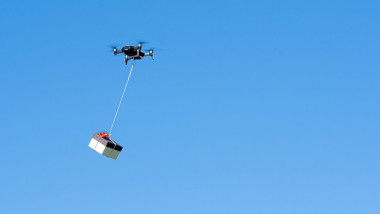drona care livreaza un colet