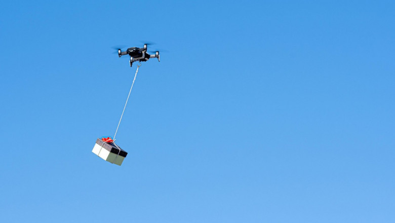 drona care livreaza un colet