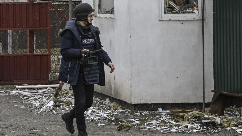 Bărbat îmbrăcat în armură și cu cască pe cap în Ucraina