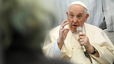 Papa Francisc vorbește la un microfon