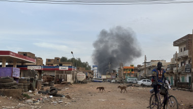 Nord de fum pe o stradă din Khartoum