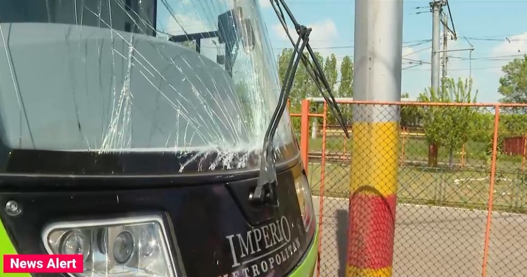 Două tramvaie noi s-au ciocnit, în București