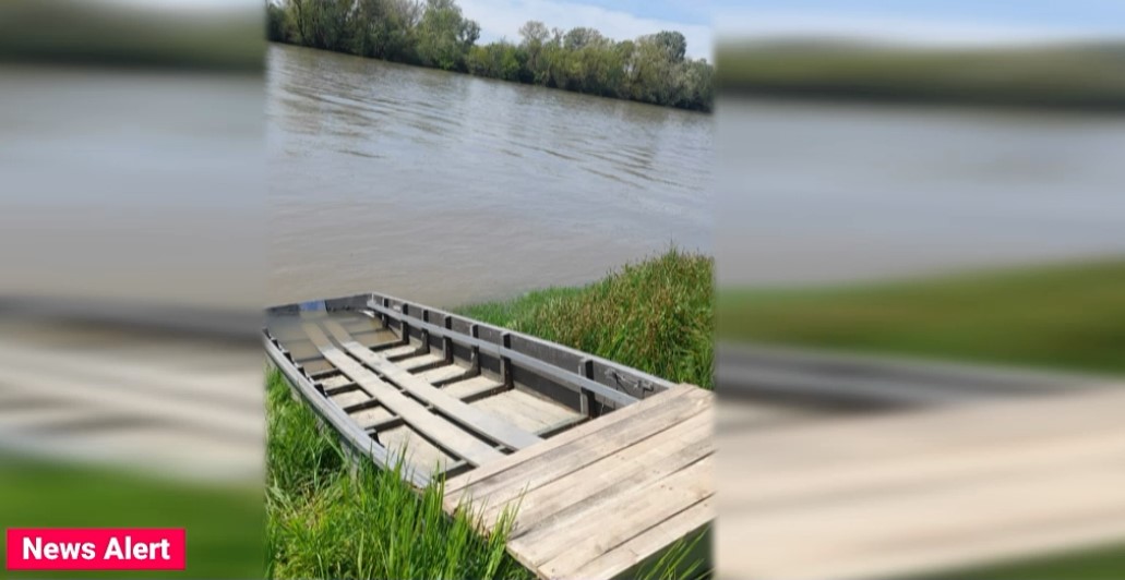 Primele imagini cu barca răsturnată pe râul Mureș. Nu era înmatriculată, iar cel care o conducea era beat și nu avea permis