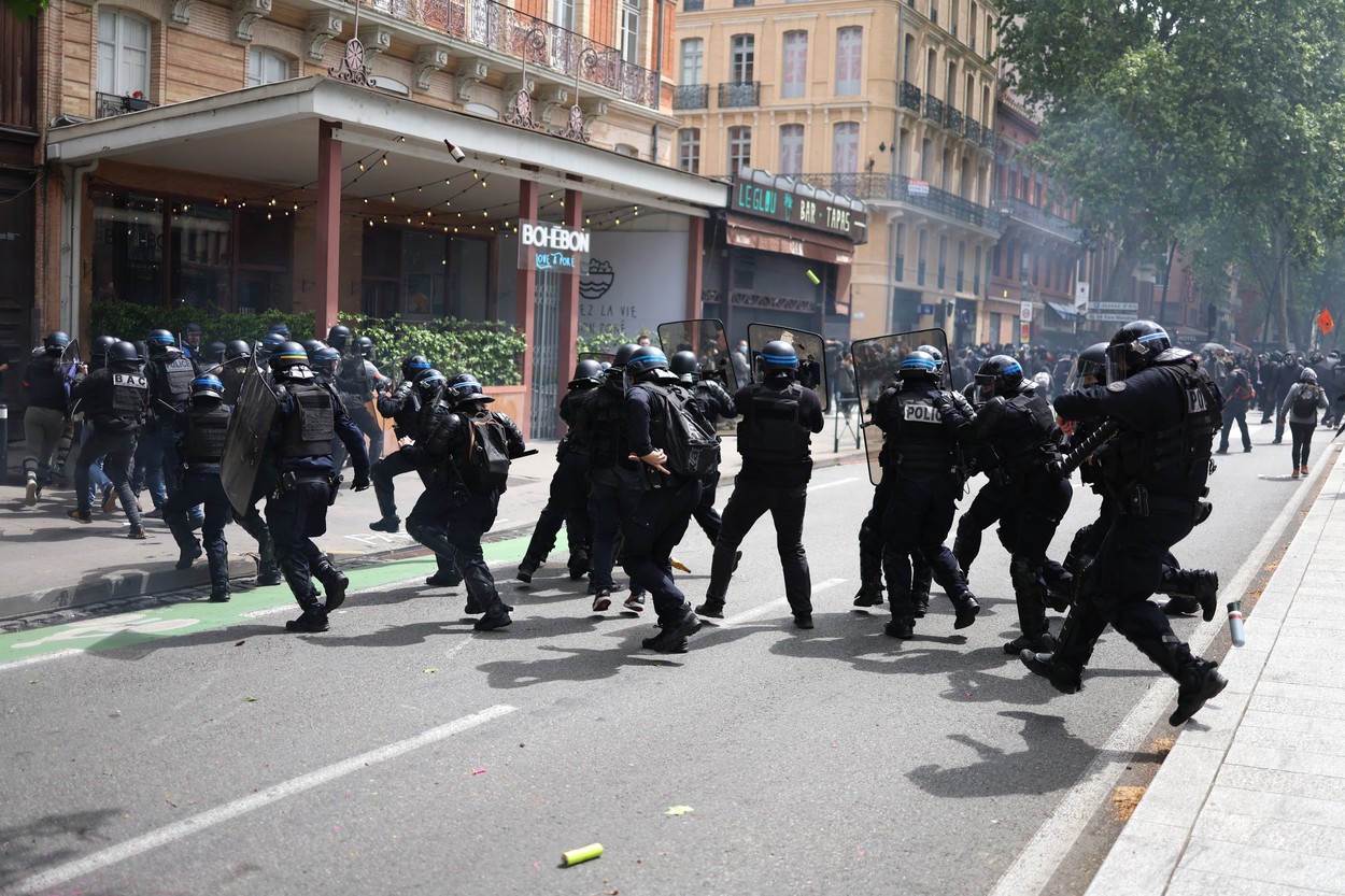 45.000 de polițiști și jandarmi pe străzile din Franța, noaptea a fost mai calmă. Săptămâna începe cu reuniuni la Elysee și mitinguri