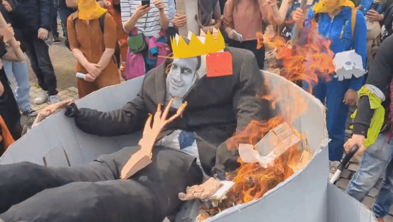 manechin cu chipul lui Emmanuel Macron ars de protestatarii francezi în Strasbourg