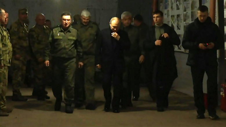Vladimir Putin alături de generali ai armatei ruse într-o vizită pe front, într-un buncăr