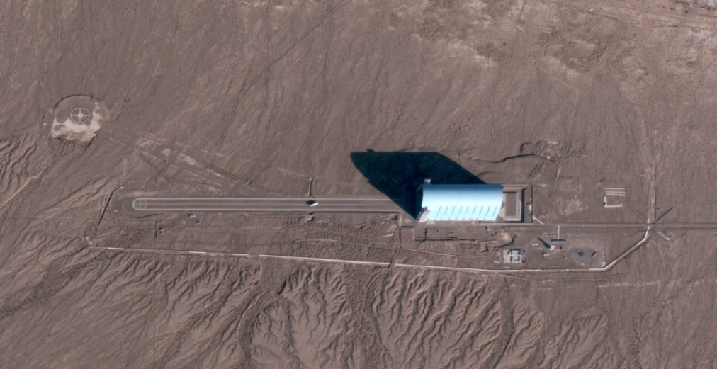 „Submarinul cerului”: Imaginile din satelit au dezvăluit ce ascunde China într-un hangar misterios din mijlocul deșertului