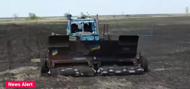 Un ucrainean și-a modificat tractorul ca să demineze câmpul de la distanță. A folosit piese din tancurile rusești distruse