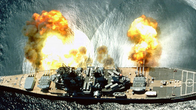 navă de război trage cu tunurile