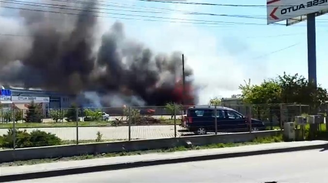 VIDEO Incendiu violent la sediile unor firme din Roman. Focul a izbucnit chiar lângă o benzinărie