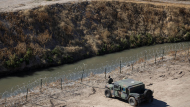Militar american cu un Humvee la granița dintre SUA și Mexic, în apropiere de El Paso, Texas