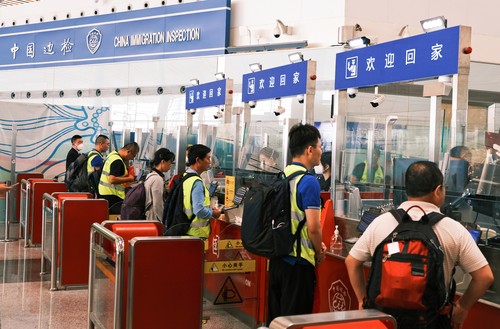 China interzice ieșirea din țară pentru mii de chinezi și străini