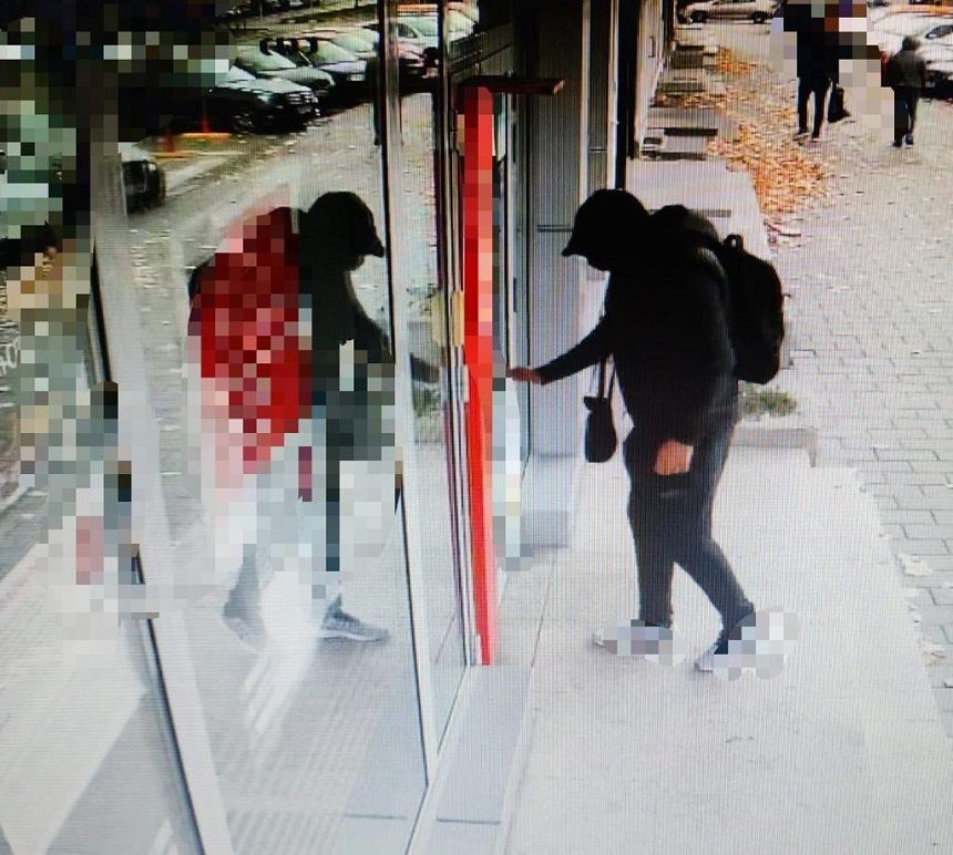 Bancomatele unei bănci au fost încărcate cu bani falși. Doar 6 bancnote din 486 au fost respinse de aparate. DIICOT face percheziții